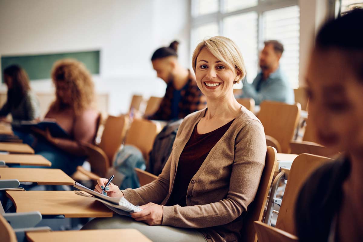 Femme de retour à l'école pour une reconversion comptable à 40 ans