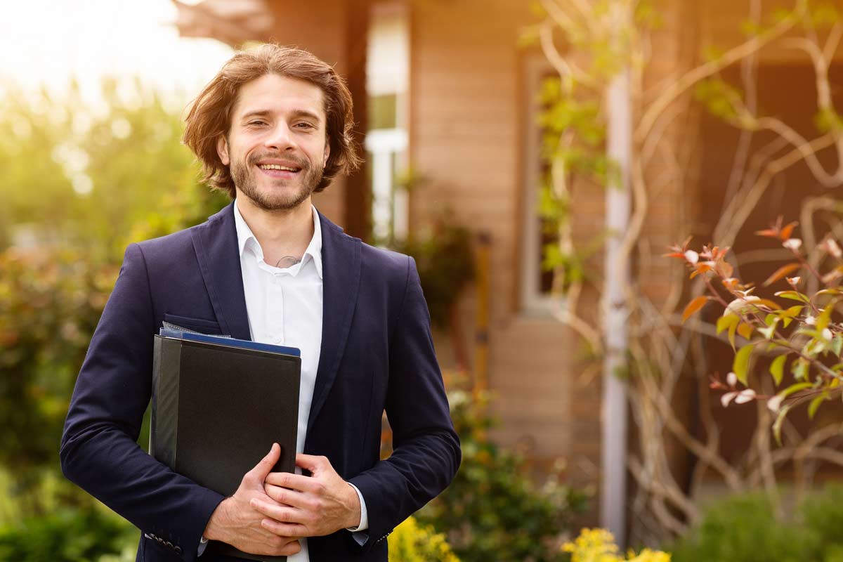 Jeune homme devenu fiscaliste immobilier après sa formation en finance