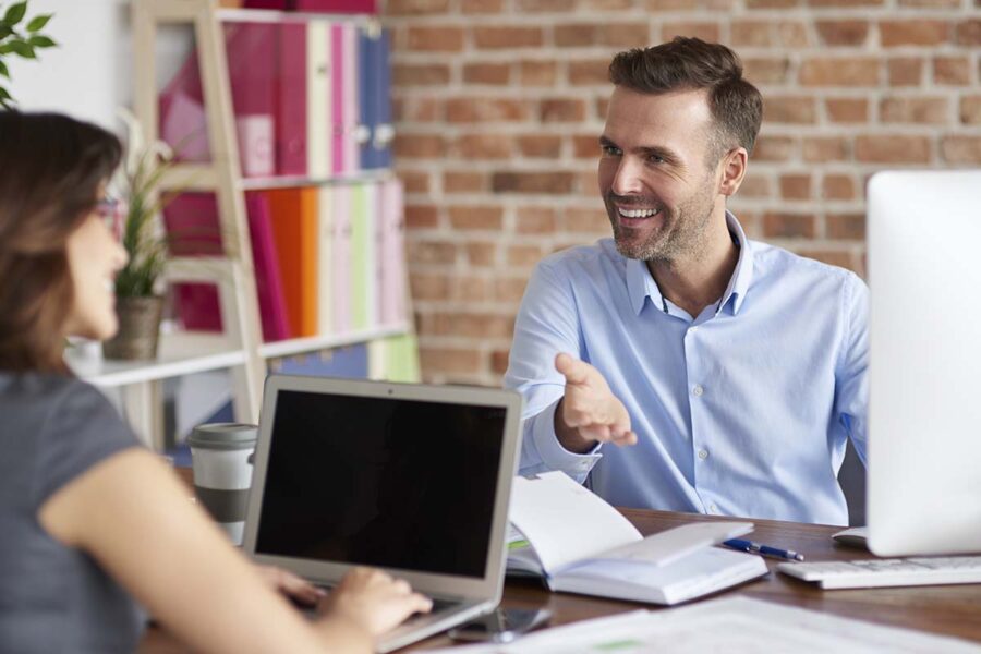 Un auditeur externe dans la fonction publique collabore avec ses collègues.