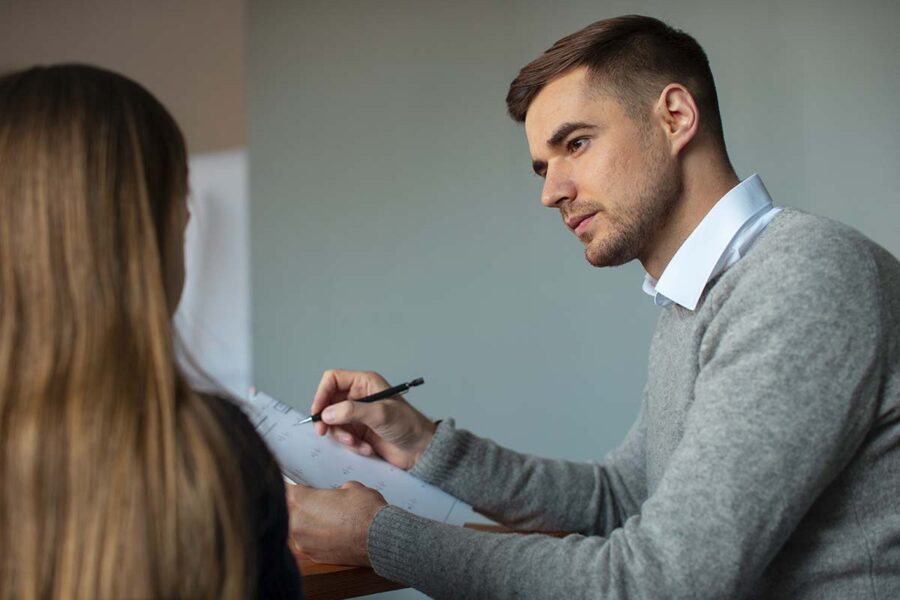 Un étudiant en comptabilité se pose des questions sur la rédaction de son rapport de stage TP secrétaire comptable.