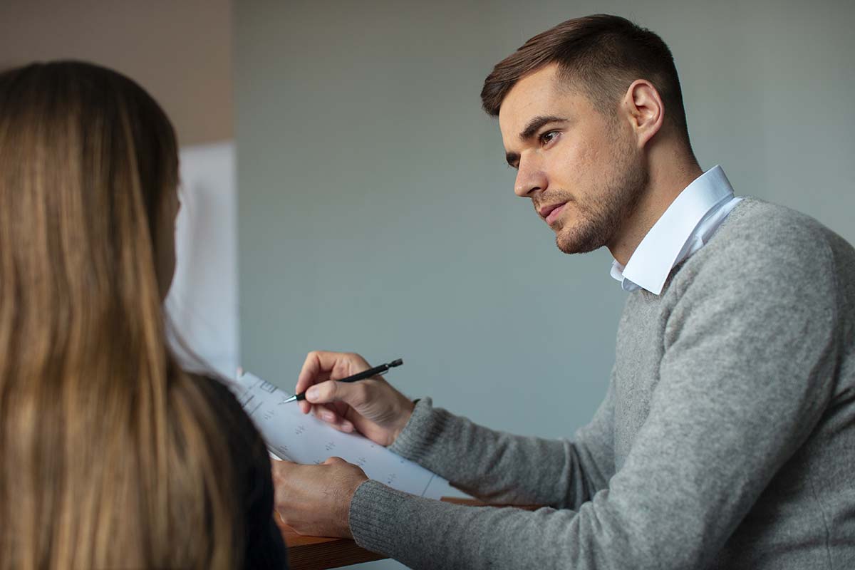Un étudiant en comptabilité se pose des questions sur la rédaction de son rapport de stage TP secrétaire comptable.