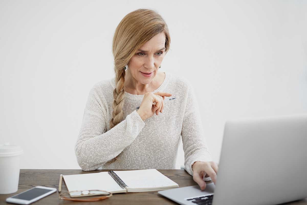 Une personne en reconversion cherche un métier dans le secteur de la finance.