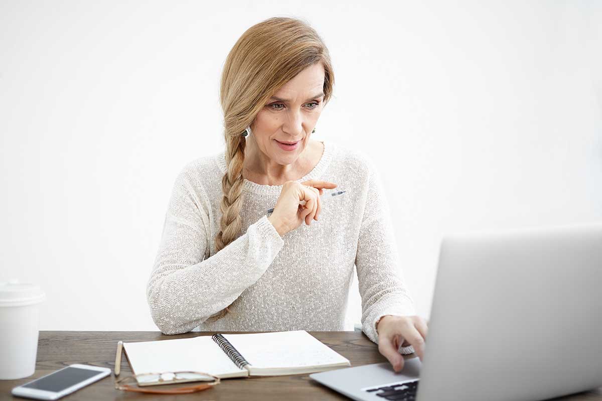 Une femme cherche en reconversion en finance