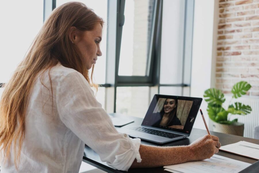 Étudiante qui passe son DSCG en ligne avec l'ENCG