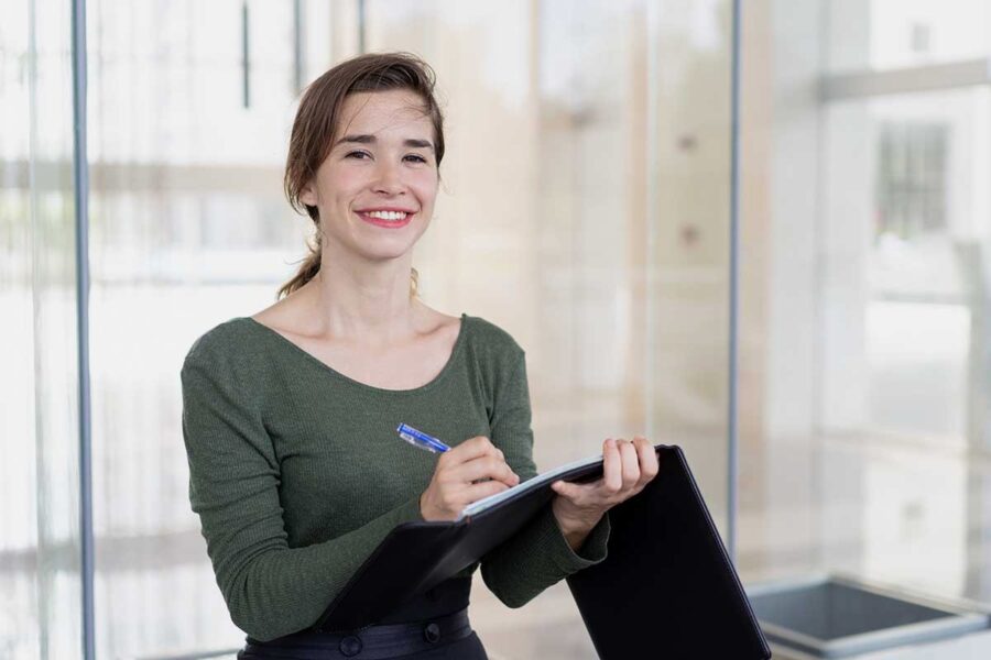 Une étudiante découvre qu'elle est faite pour la gestion de paie grâce au test de gratuit de l'ENCG.
