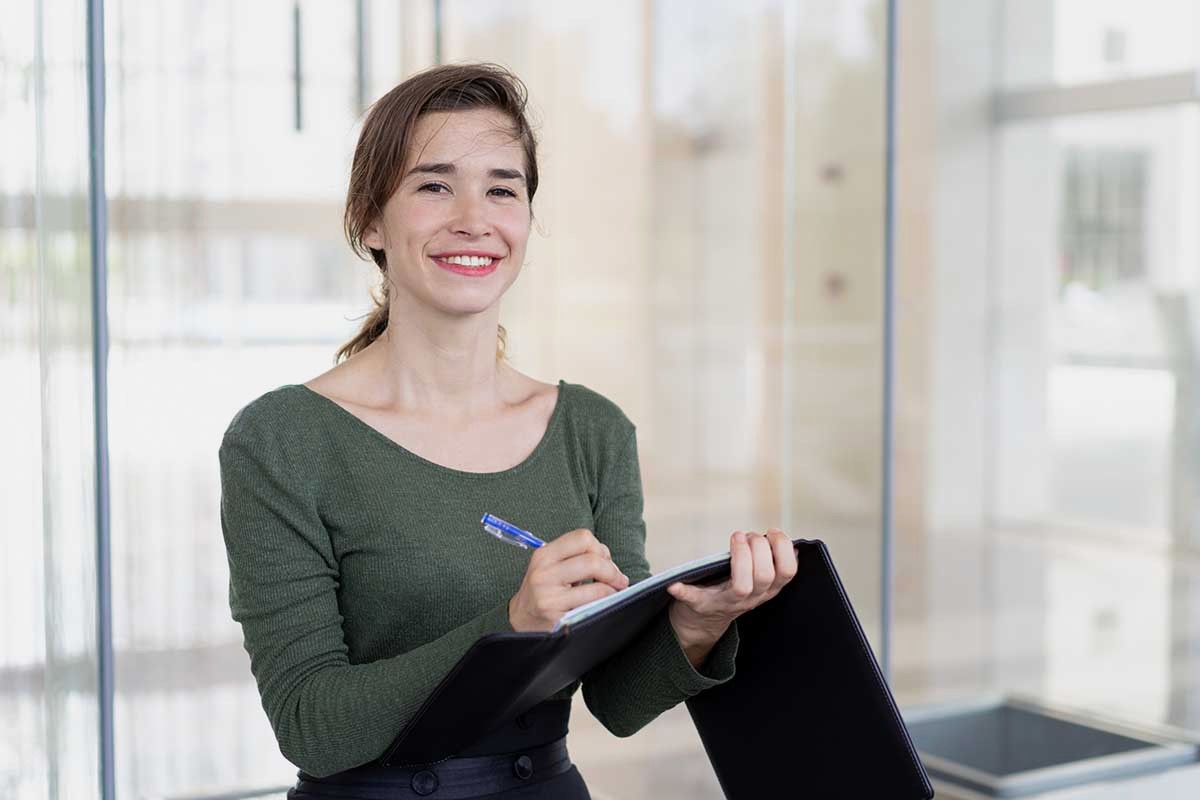Une étudiante découvre qu'elle est faite pour la gestion de paie grâce au test de gratuit de l'ENCG.
