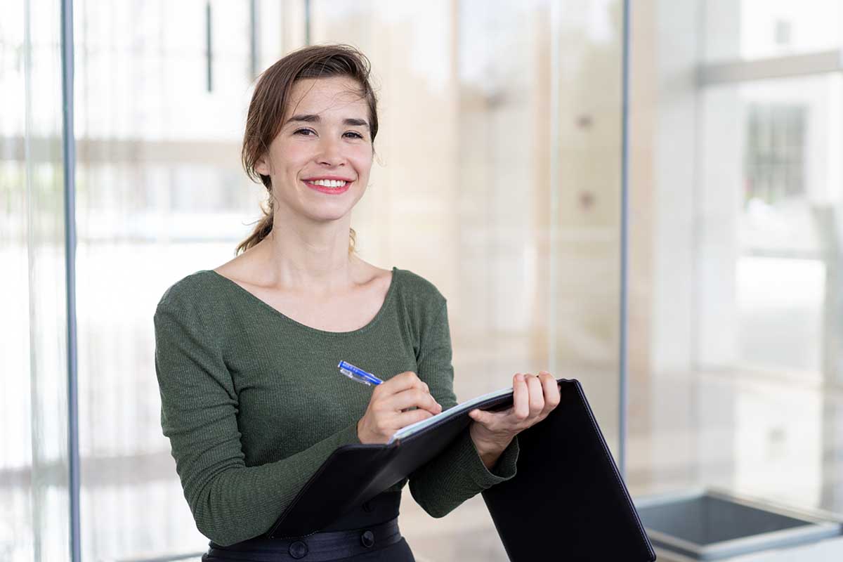 Une femme passe le test gratuit pour savoir si son profil correspond à la gestion de paie.