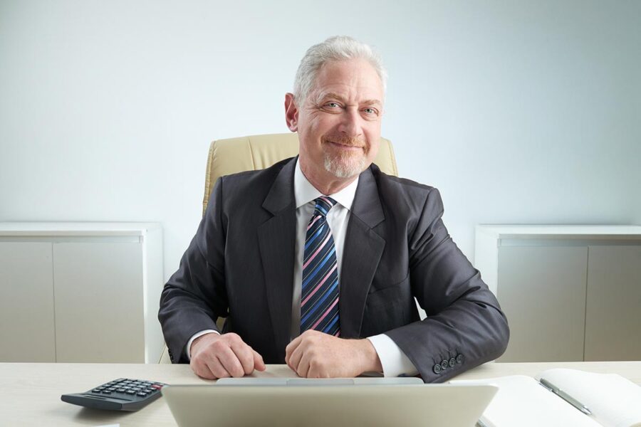 Un directeur financier travaille à son bureau sur ses compétences d'analyse.