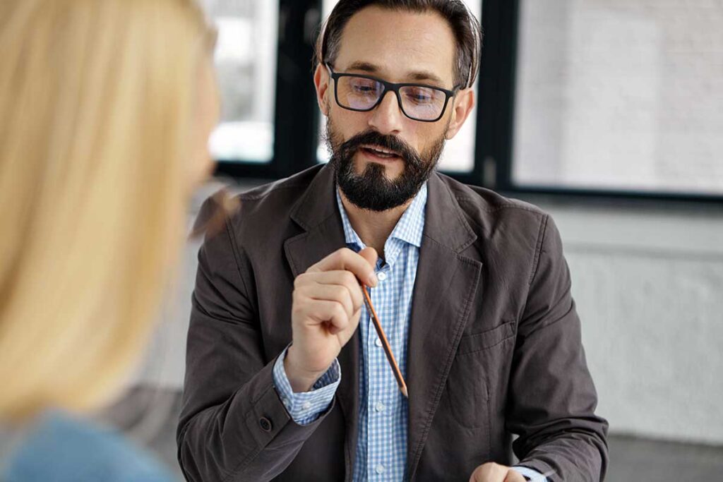 Un homme demande de l'aide pour la rédaction de son CV.