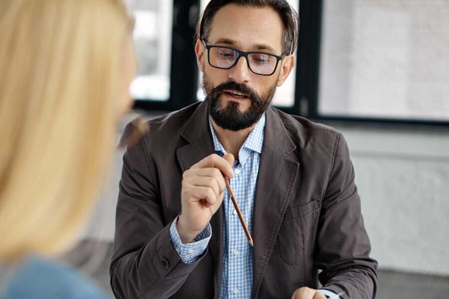 Un homme demande de l'aide pour la rédaction de son CV.