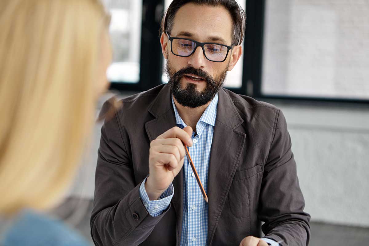 Un homme demande de l'aide pour la rédaction de son CV.