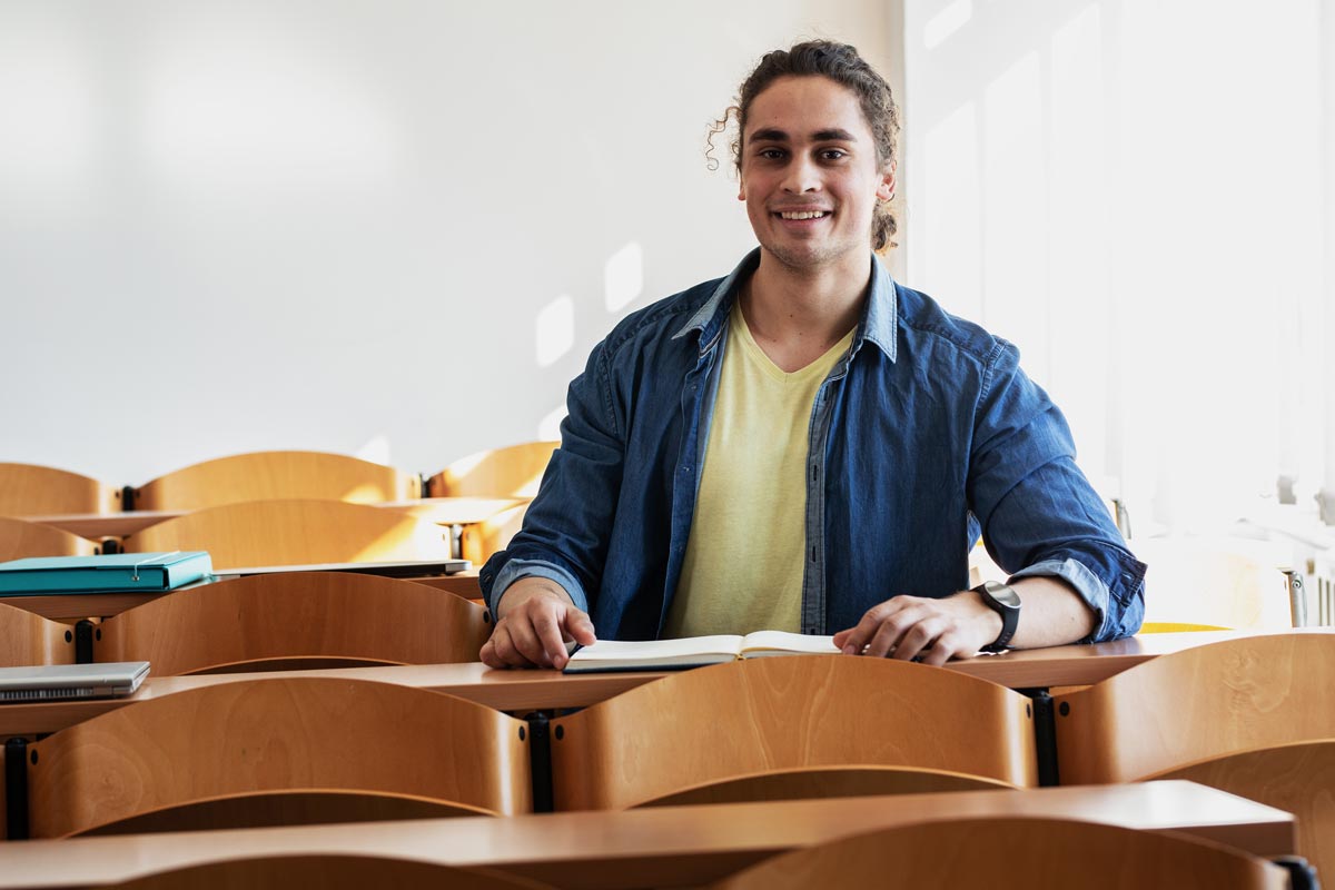 Étudiant à l'université ui a droit à des dispenses dcg avec son master cca