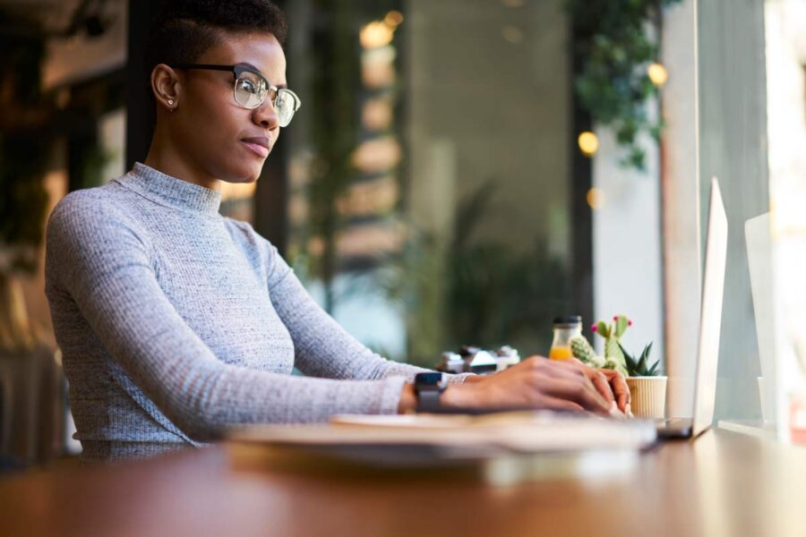 Future étudiante en comptabilité en train de choisir entre faire un TP Comptable Assistant ou TP Secrétaire Comptable