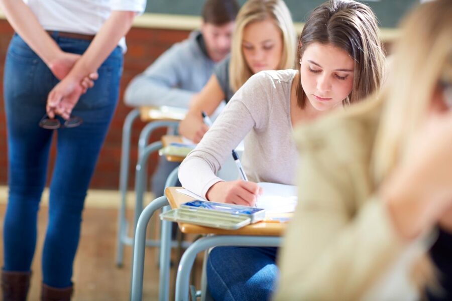 Étudiante ayant réviser avec les annales dcg ue7 qui passe son examen en management