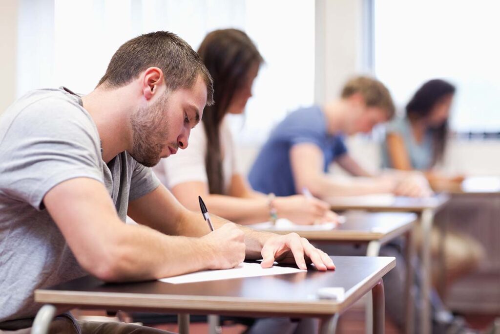 Des étudiants en train de passer l'examen du DSCG.