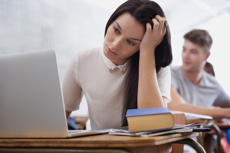 Lycéenne recherchant une formation comptabilité hors parcoursup après un refus de voeu