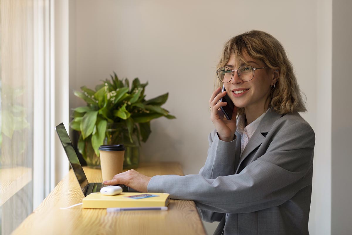 Femme vérifiant si elle a des qualités d'assistant de gestion avant de se former