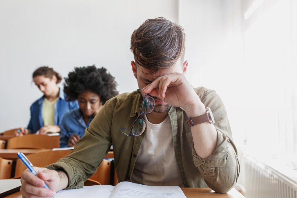 Étudiant ayant raté son examen se demandant que faire avec un DCG non validé