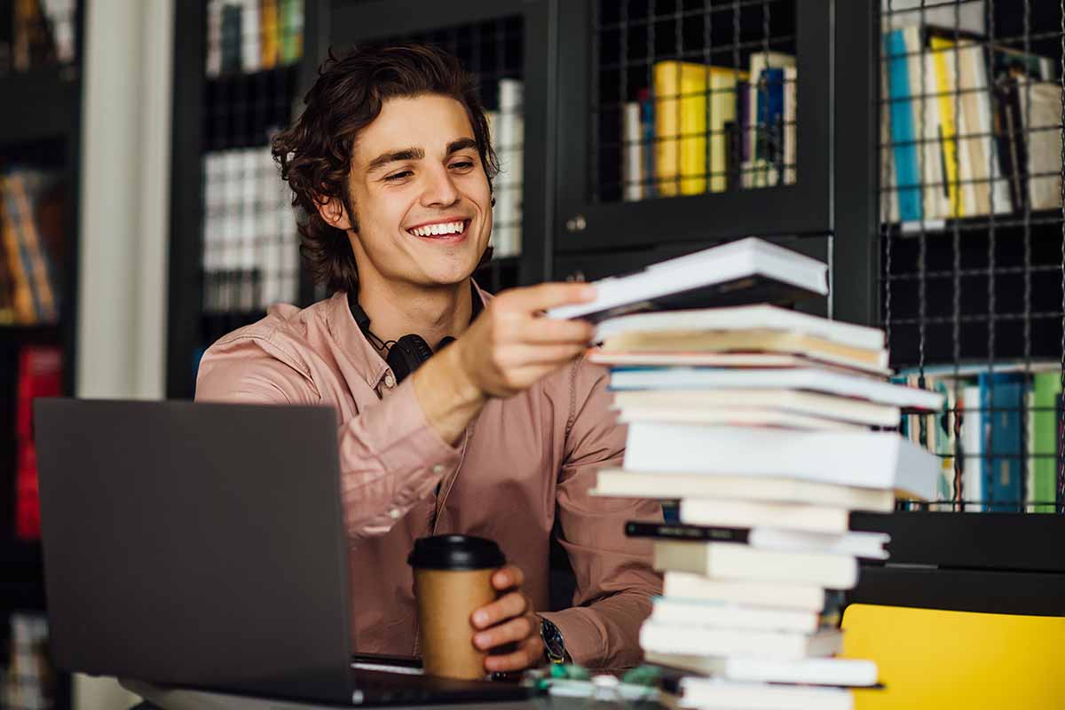 Un étudiant révise à la bibliothèque les UE du DSCG selon l'importance des coefficients.