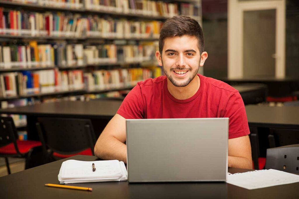 Un étudiant regarde le corrigé en ligne de l'UE 9 du DCG de l'ENCG.