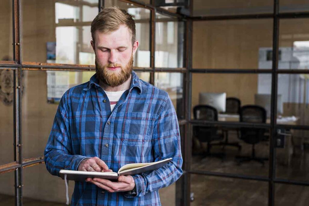 Un homme cherche comment devenir auditeur externe sans diplôme.