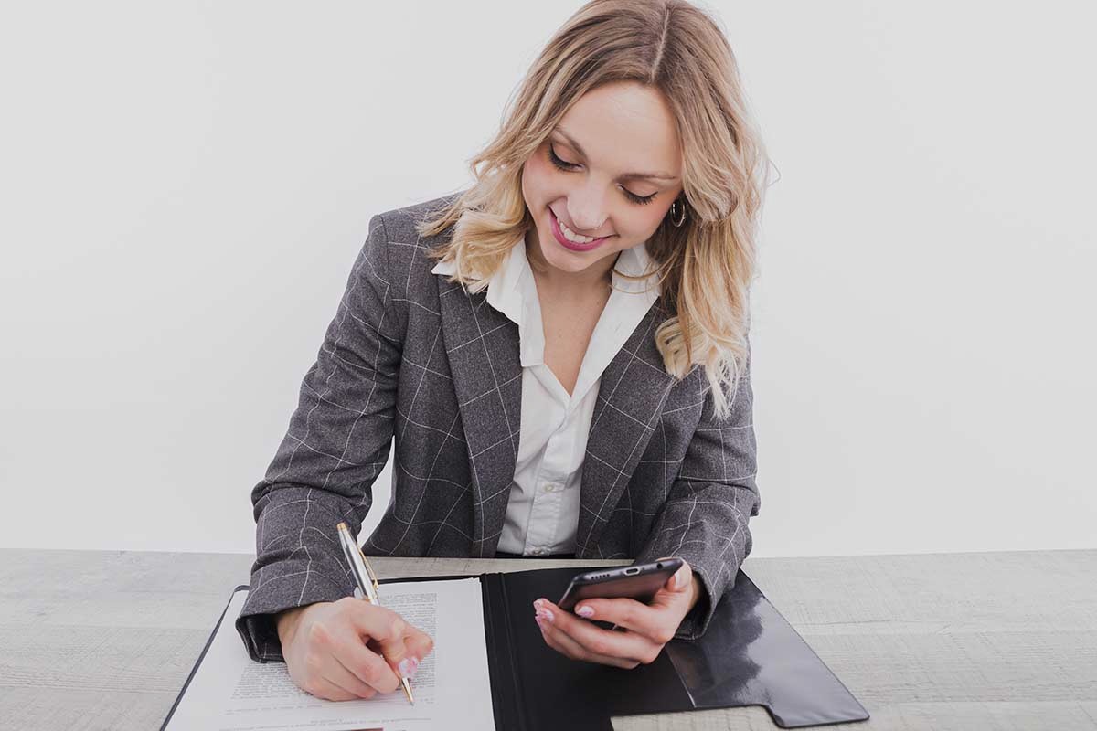 Une élève qui peut être formée pour devenir comptable sans diplôme grâce à l'ENCG.