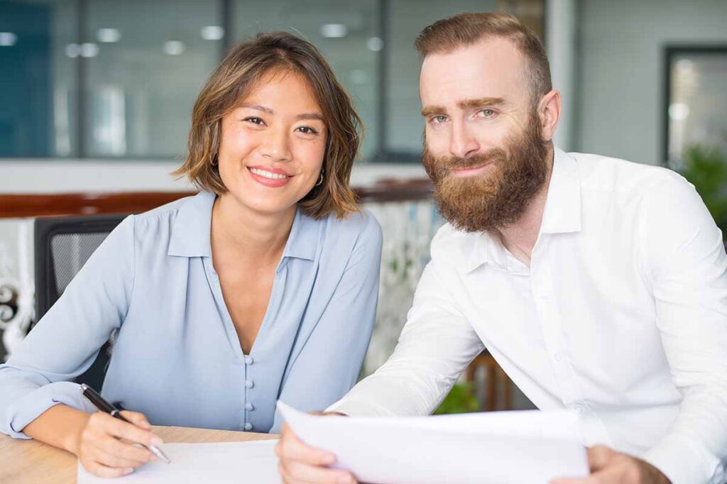 Une comptable et un expert-comptable collaborent ensemblent sur des documents.