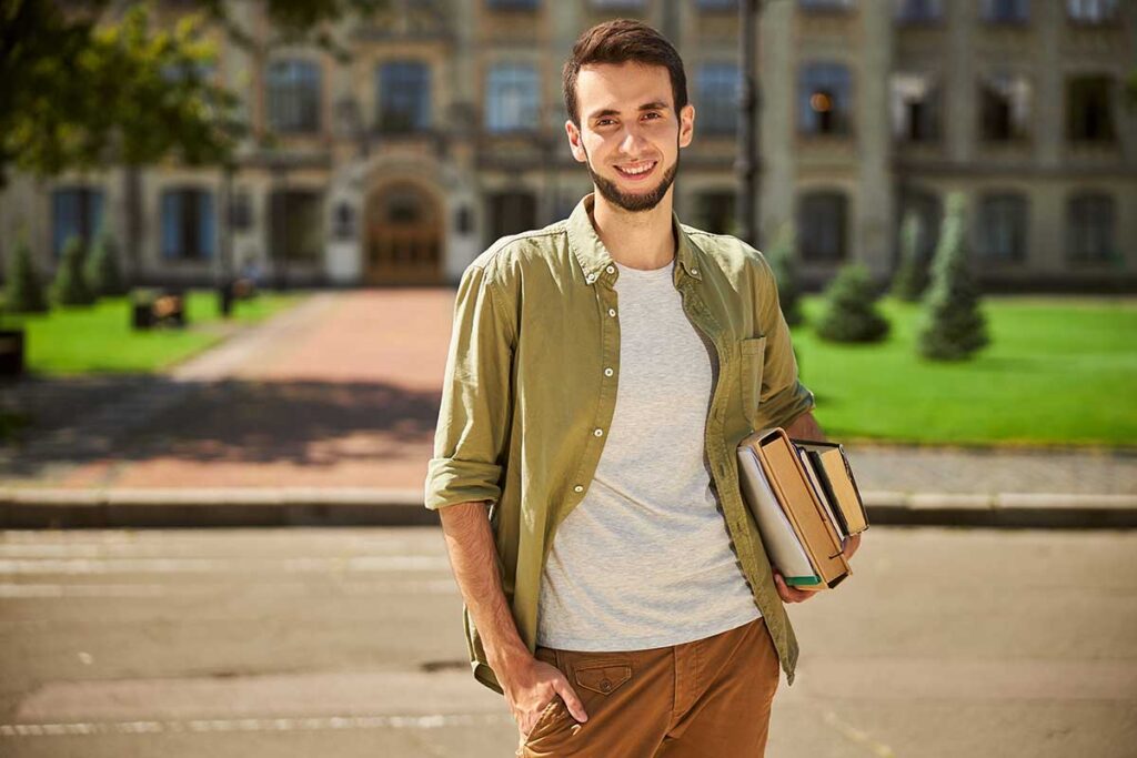 Un étudiant prêt pour ses études car il sait la différence entre un diplôme de comptabilité et d'université grâce à l'ENC.
