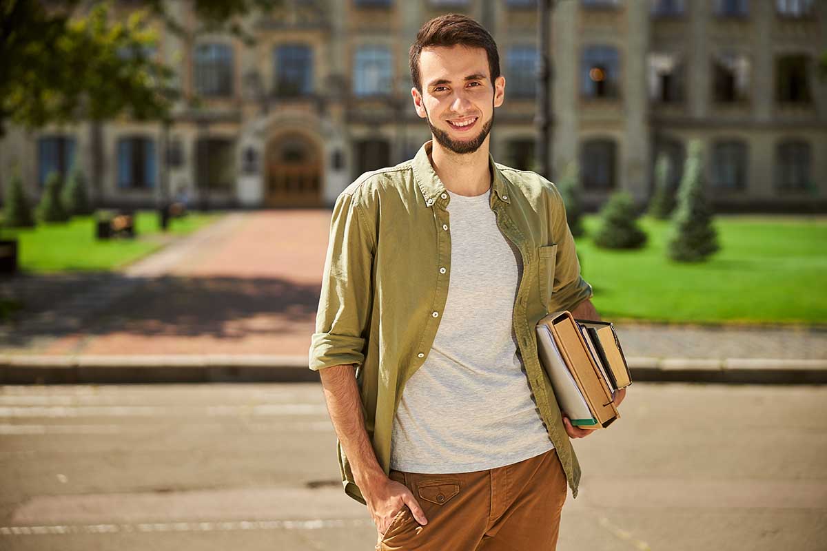 Un étudiant prêt pour ses études car il sait la différence entre un diplôme de comptabilité et d'université grâce à l'ENC.