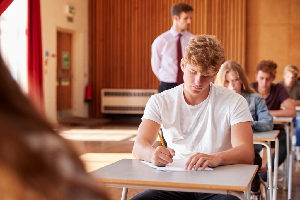 Étudiant pendant l'épreuve UE8 du DCG 2026