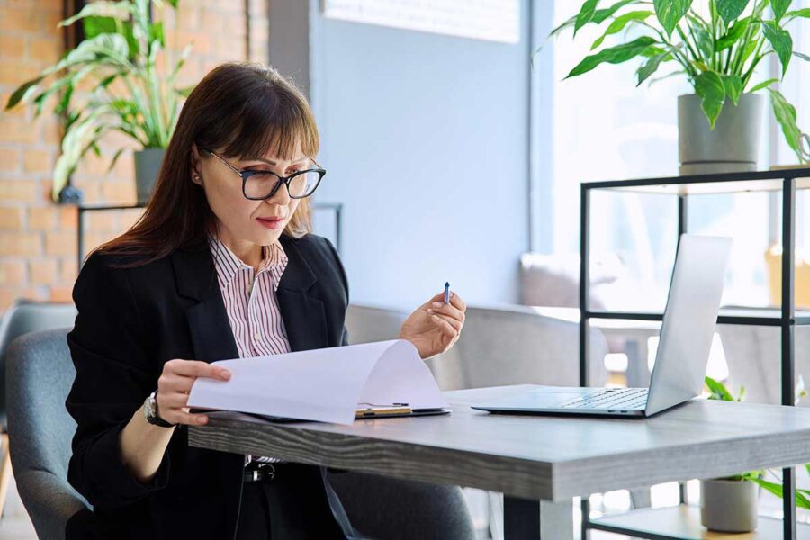 Femme en train de rédiger sa lettre de motivation directeur financier