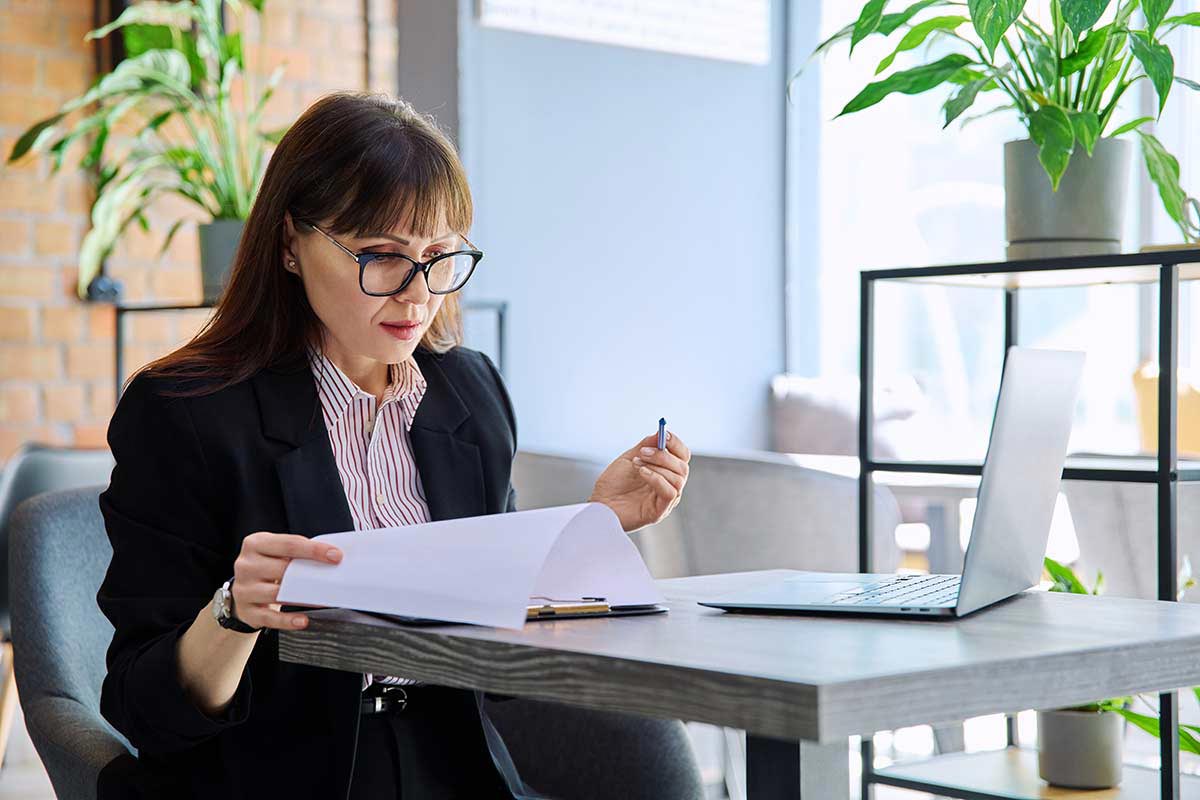 Femme en train de rédiger sa lettre de motivation directeur financier