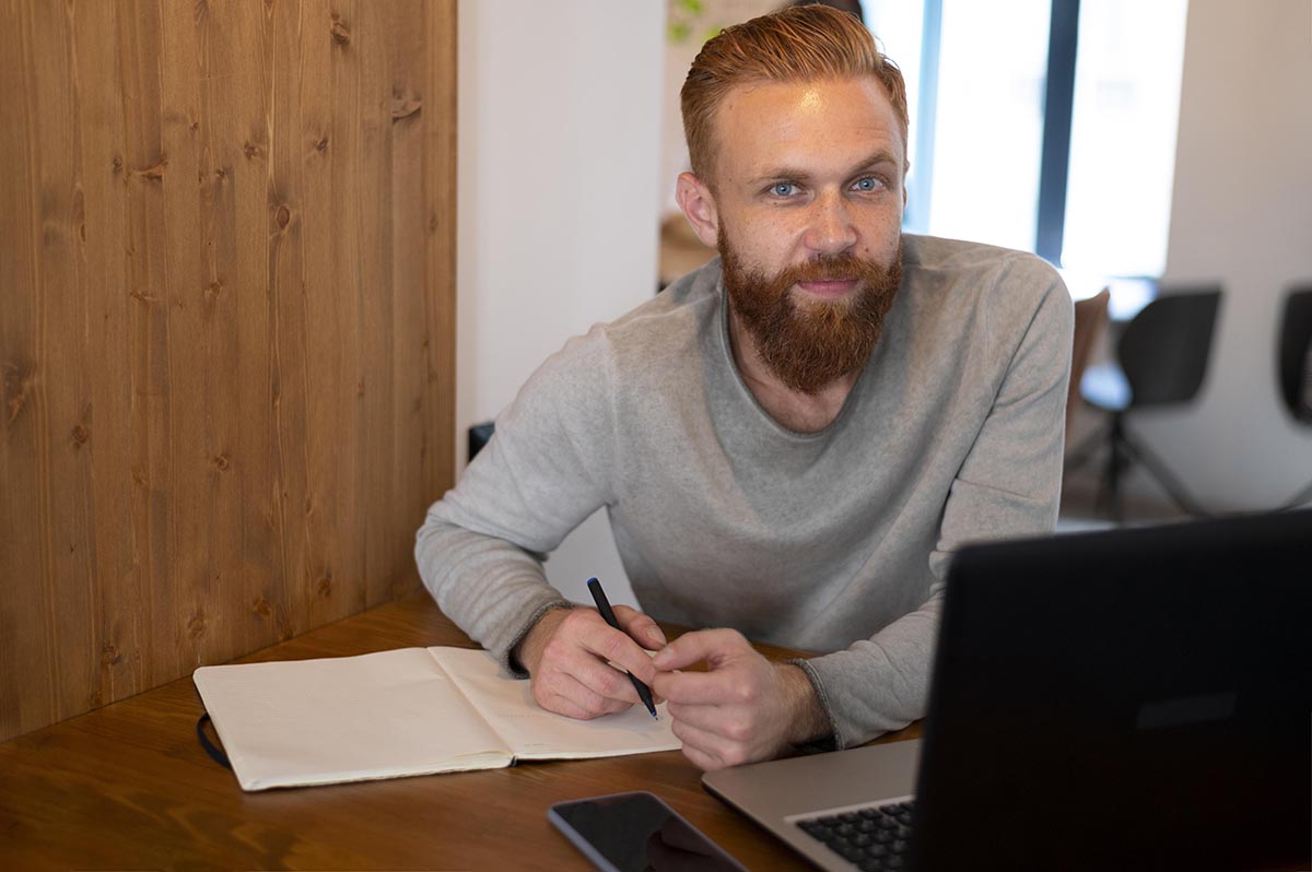 Un gestionnaire de paie débutant à son bureau