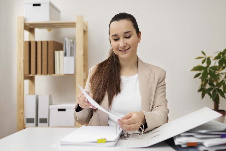 Une future assistante comptable rédige sa lettre de motivation