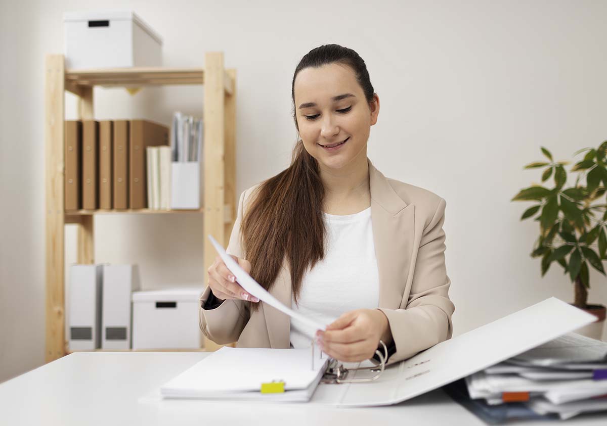 Une future assistante comptable rédige sa lettre de motivation