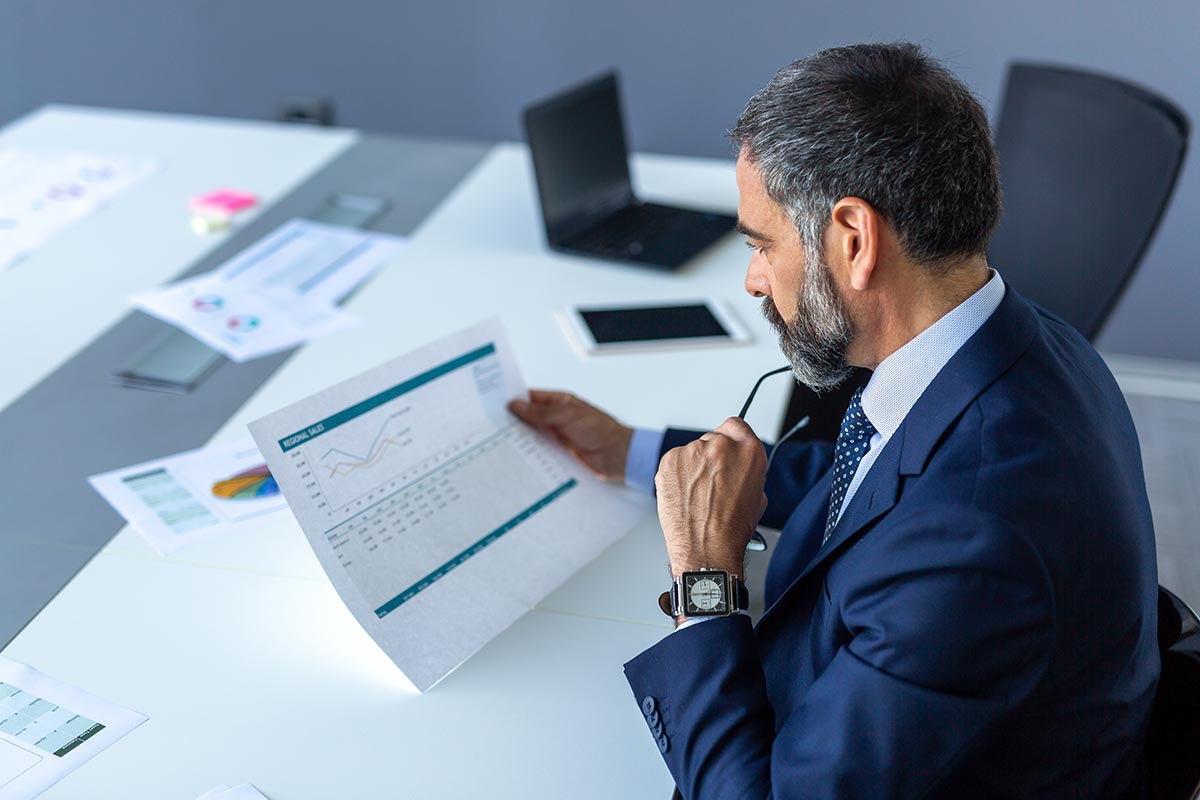 Auditeur externe en mission dans une entreprise.