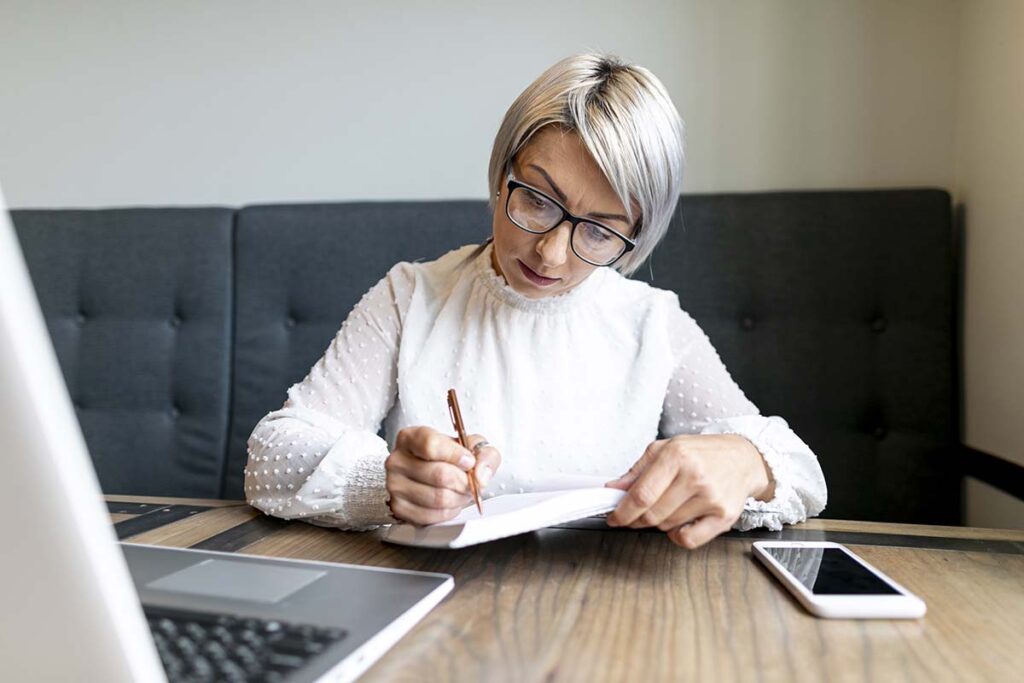 Une commissaire aux comptes calcule son salaire par rapport à son niveau d'expérience.