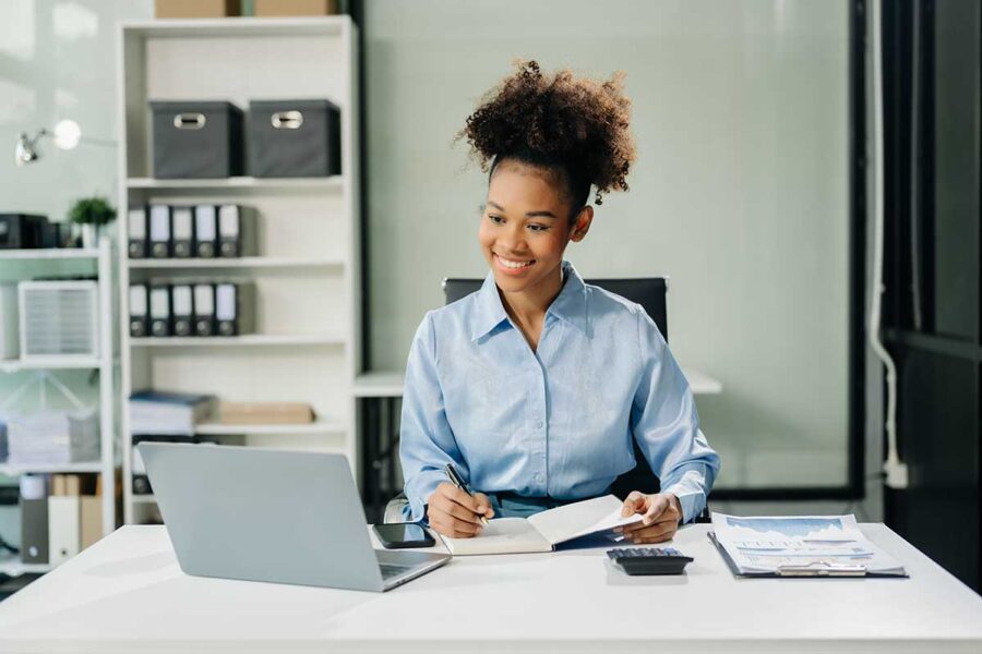 Une adulte en BTS CG en contrat pro à son bureau, devant son ordinateur