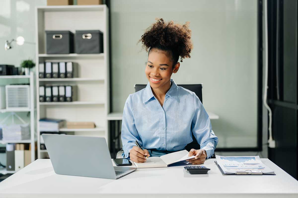 Une adulte en BTS CG en contrat pro à son bureau, devant son ordinateur