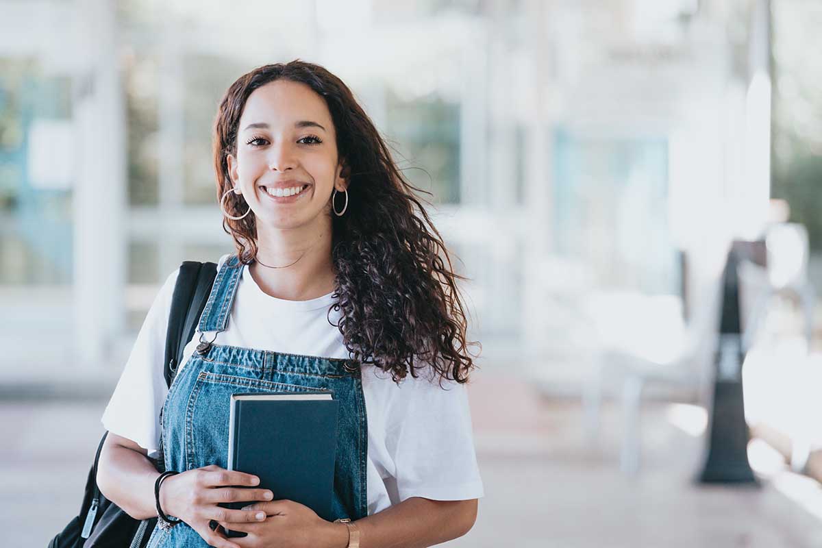Une jeune étudiante se renseigne pour savoir comment demander des dispenses DCG.