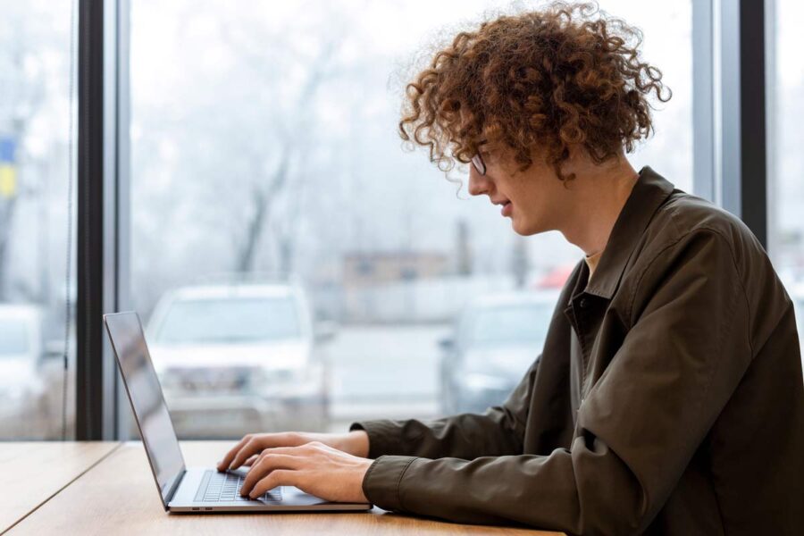 Jeune homme en train de passer le test de personnalité gratuit en comptabilité avant de devenir étudiant
