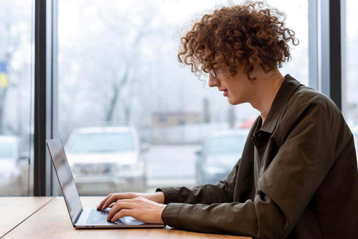Jeune homme en train de passer le test de personnalité gratuit en comptabilité avant de devenir étudiant