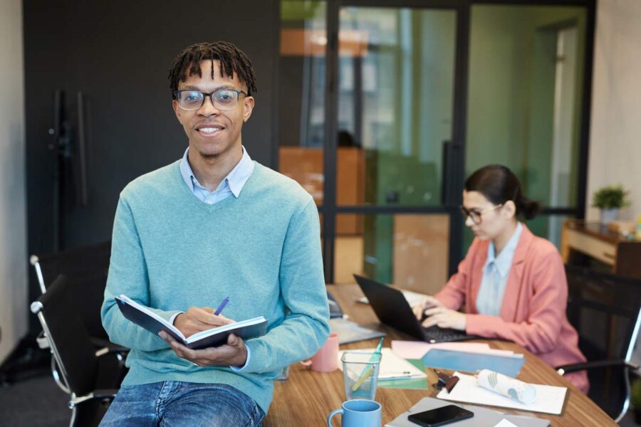 Étudiant en stage comptable qui s'est renseigné sur la réforme facturation électronique septembre 2026 avant son arrivée en entreprise