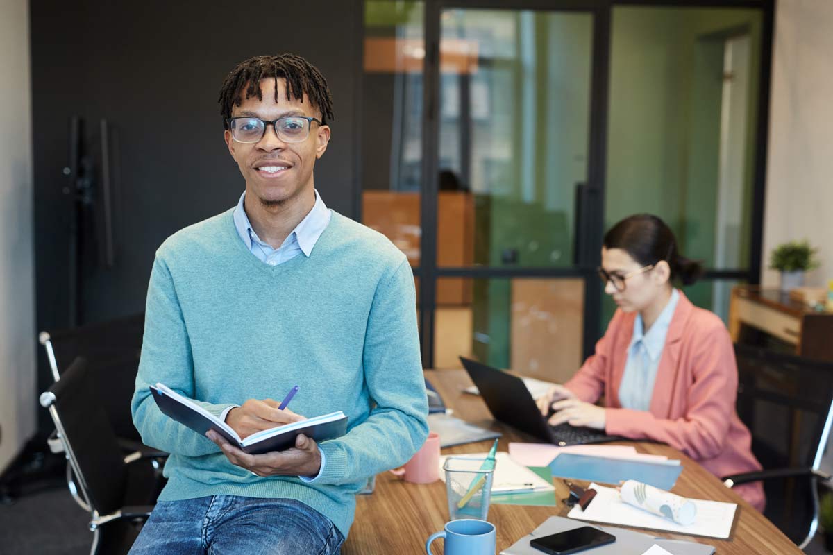 Étudiant en stage comptable qui s'est renseigné sur la réforme facturation électronique septembre 2026 avant son arrivée en entreprise