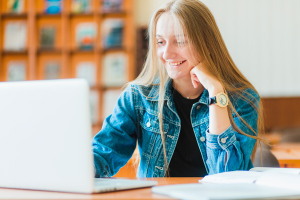 Étudiante en train de s'inscrire à l'examen DSCG