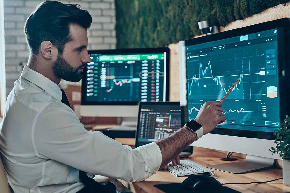 Comme lors de toutes ses journées types, le trader prend connaissance de l'actualité économique dès 7h.