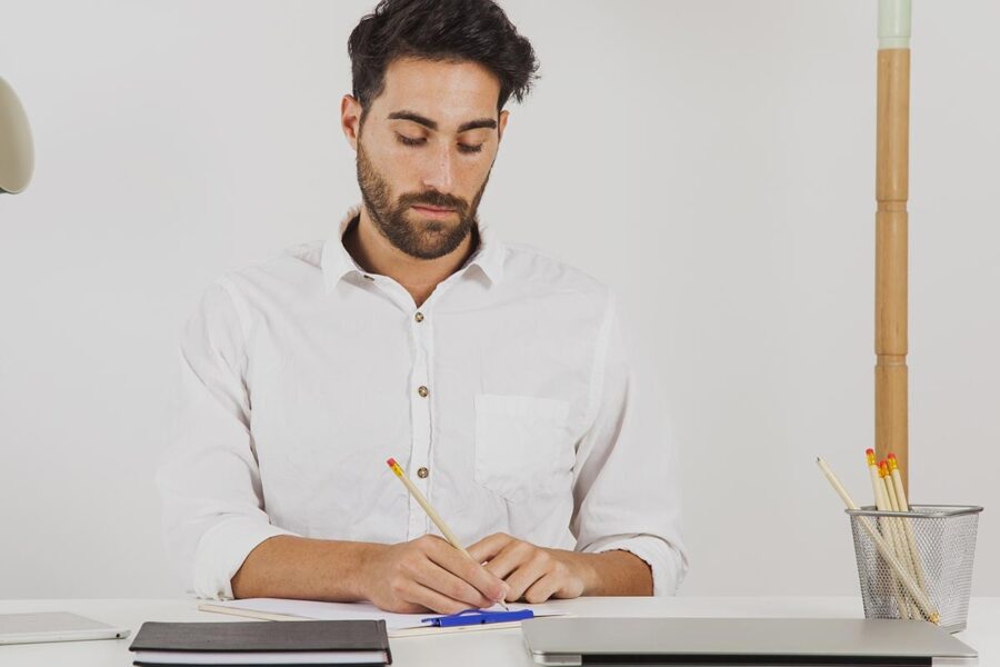 Un trésorier cherche un emploi : il commence sa lettre de motivation.