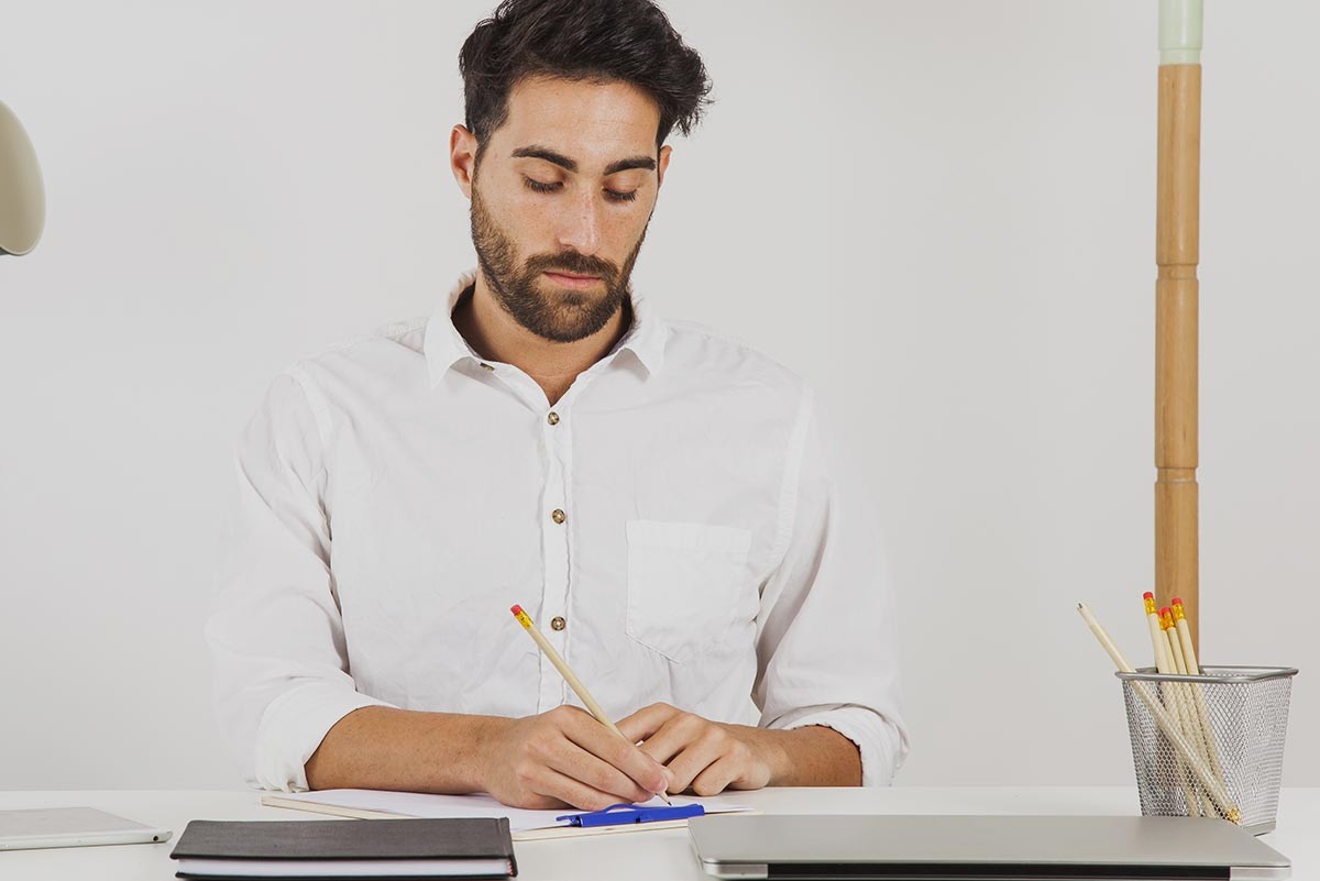 Un trésorier cherche un emploi : il commence sa lettre de motivation.