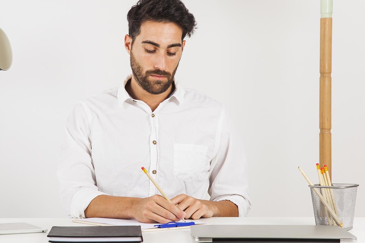 Un trésorier rédige sa lettre de motivation.