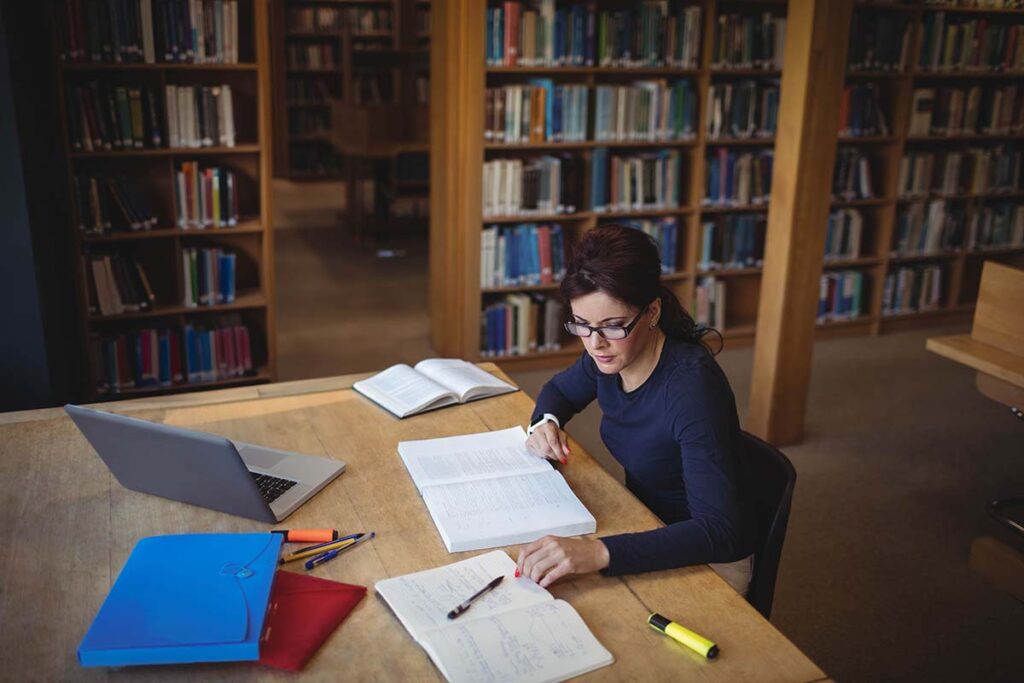 Une étudiante révise à son bureau pour le mémoire du DSCG.